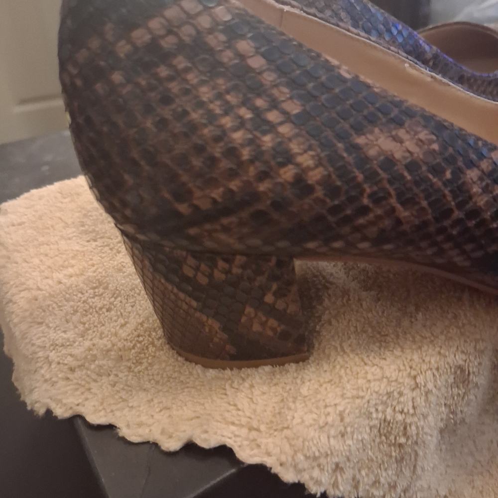 Chic Snakeskin Pattern Heels - Picture 3 of 7